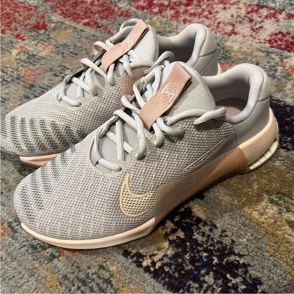 Women's Nike Metcon 9 Flyease Light Silver Guava Ice Pale Ivory DZ2540-002 sz 9
